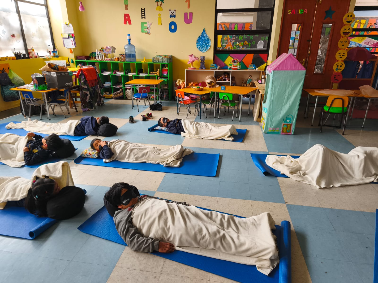 Facilitadora guiando meditación a un grupo docente